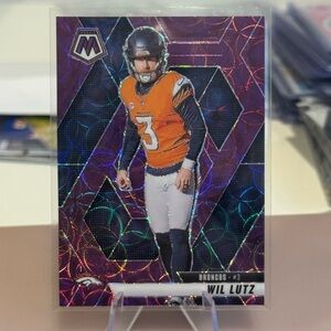 🔥 2025 Will Lutz Panini Mosaic Purple Scope Prizm Rookie Card. Denver Broncos